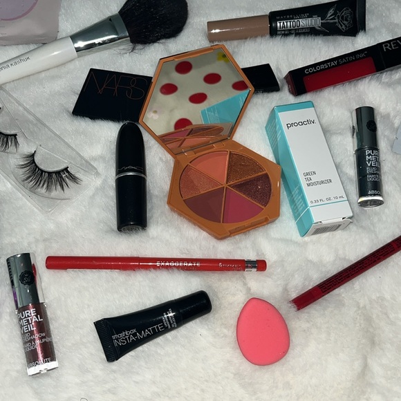 Makeup and skincare bundle - Picture 3 of 8